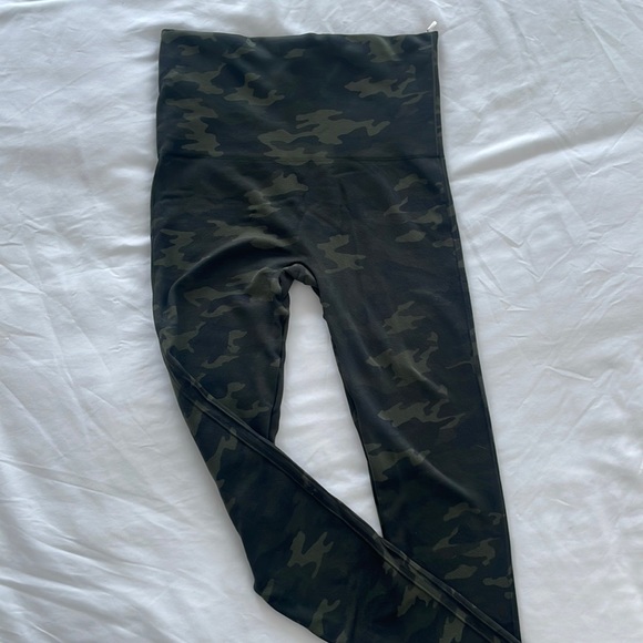 SPANX Seamless Camo Leggings - Picture 2 of 3